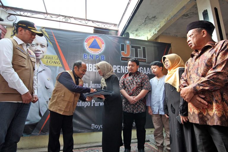 Kepala BNPB Bersama IJTI Serahkan Penghargaan Kepada Almarhum Sutopo