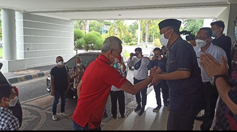 Ganjar Pranowo Puji Bupati Lombok Barat, Beruntung Miliki Bupati Fauzan Dekat dengan Petani