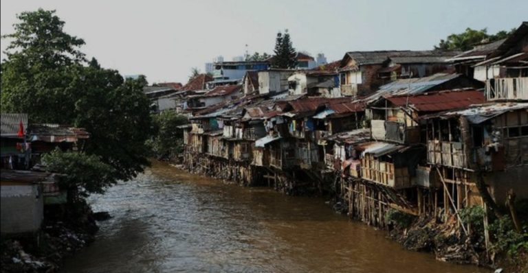 Pemerintah akan Renovasi Bangunan Bantaran Ciliwung